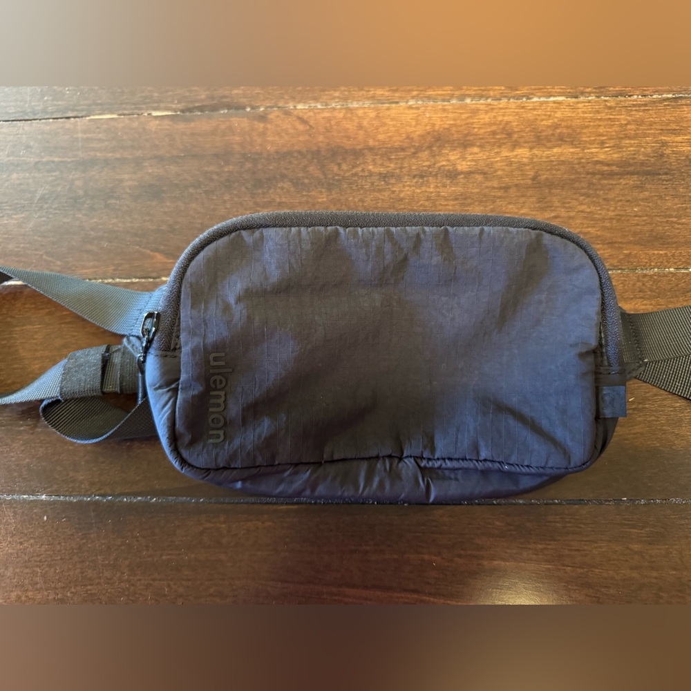 lululemon athletica mini Belt Bag Unisex - Like new (slightly used)